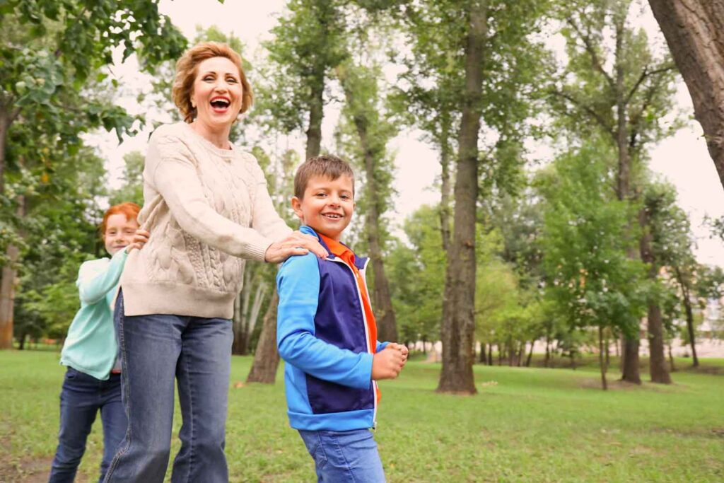 EIne glückliche Oma mit ihren Enkeln in der natur