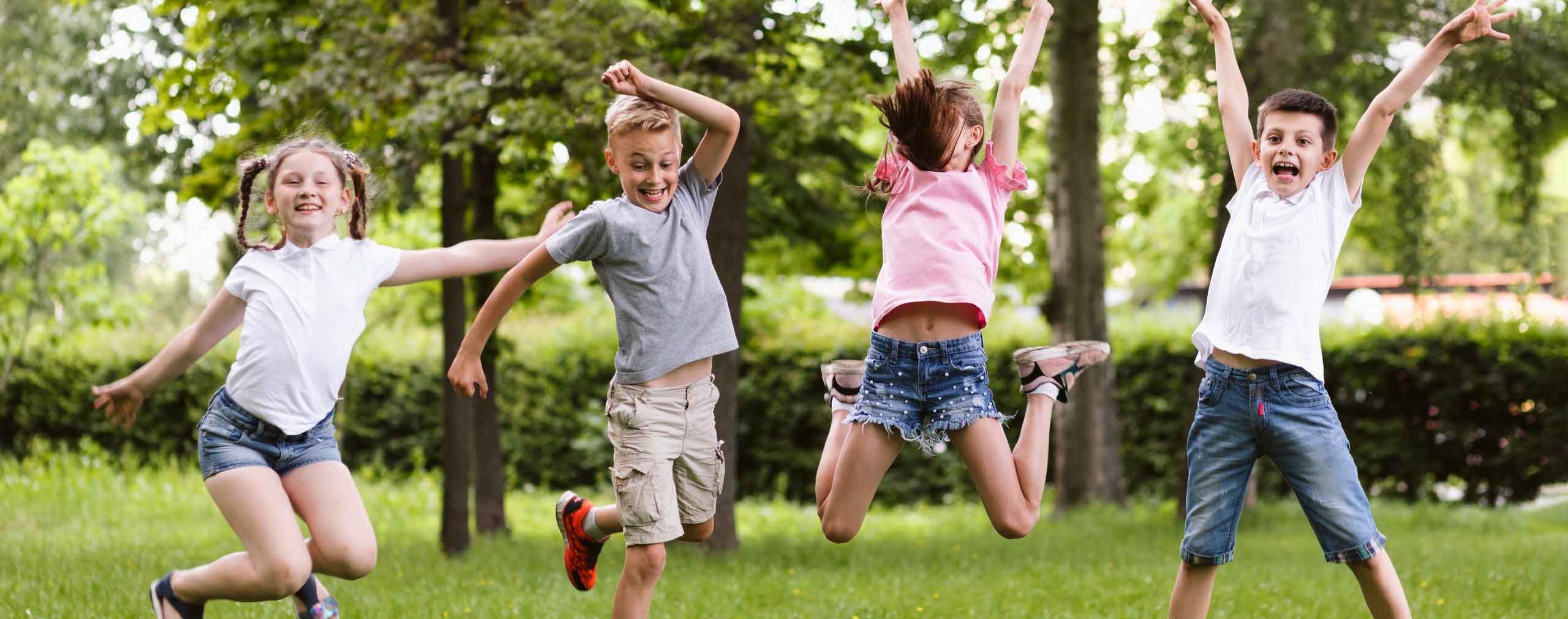 Gesunde Kinder, die in die Luft springen