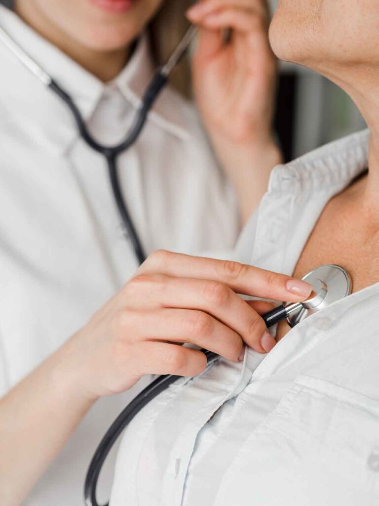 Arzt hört eine Patientin ab