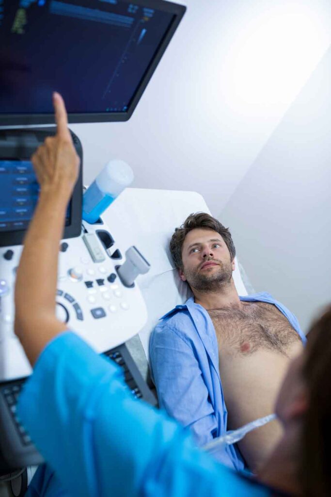 Ein mann bei einer ultraschall-Untersuchung