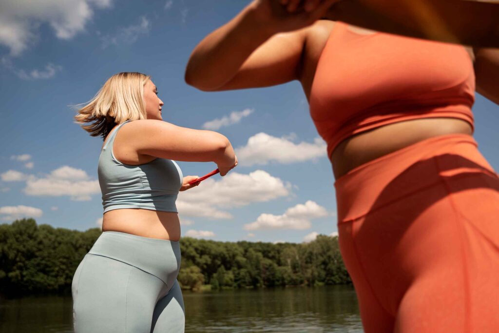 Zwei übergewichtige Damen machen Sport